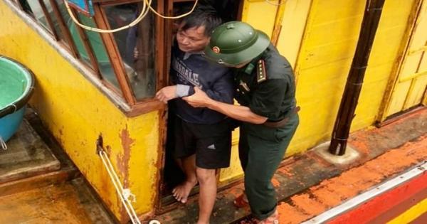 Quảng Bình: Ngư dân huy động ứng cứu 8 thuyền viên gặp nạn