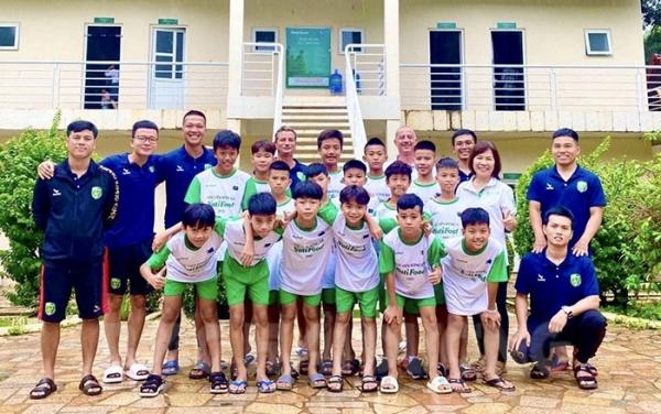 Ba cầu thủ trẻ người Hải Dương đã nhập học Học viện NutiFood JMG