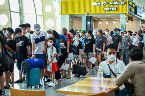 Bức tranh toàn cảnh một Đà Nẵng “hồi sinh” mạnh mẽ sau đại dịch: Sân bay, đường phố cho đến bãi biển đều đông kín người