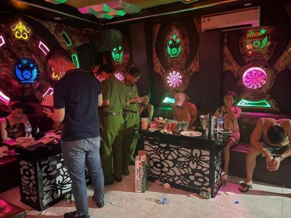 Quảng Bình: “Đột nhập” quán karaoke, phát hiện 7 đối tượng sử dụng m‌a tú‌y