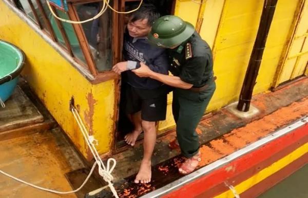 Quảng Bình: Lốc xoáy nhấn chìm tàu cá tại khu vực cửa Roòn