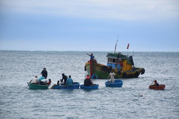 Tàu cá Bình Định cứu 2 ngư dân trôi dạt trên biển