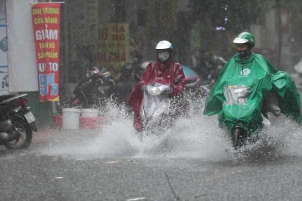 Áp thấp nhiệt đới đi vào Quảng Ninh, Hải Phòng gây mưa lớn trên diện rộng