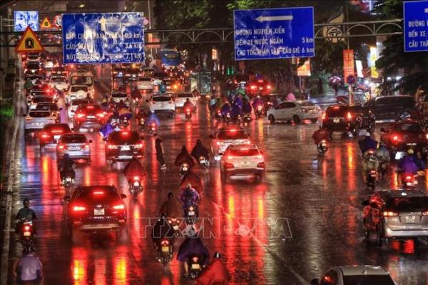Mưa lớn vào cuối giờ chiều gây ngập úng một số tuyến phố Hà Nội