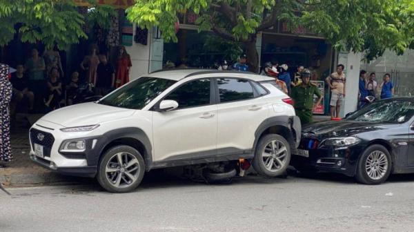 Clip: Nam tài xế lùi xe ô tô tông trúng người nhà đi xe máy