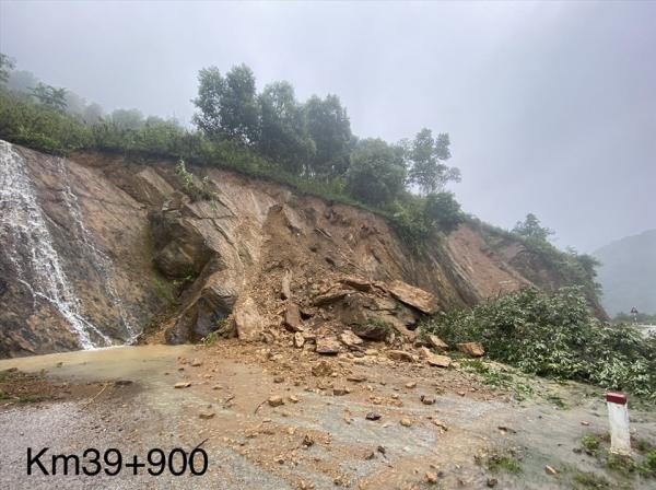 Mưa lớn do hoàn lưu bão số 2 gây sạt lở nhiều tuyến đường ở Sơn La