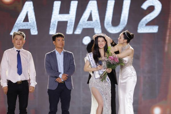 Á hậu 2 Hoa hậu Thế giới Việt Nam 2022 đẹp như búp bê sống, eo nhỏ kỷ lục