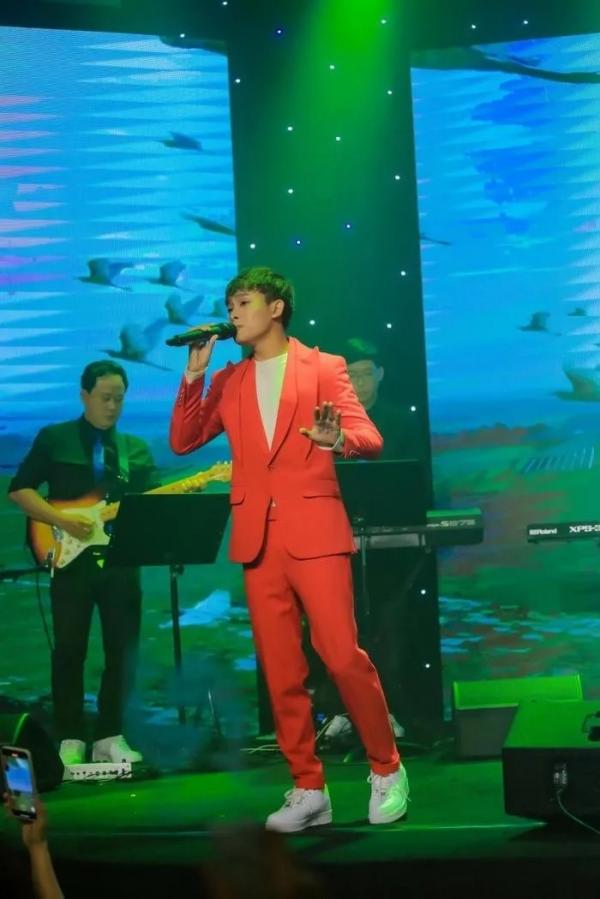 Hồ Văn Cường xúc động hát tặng Phi Nhung một ca khúc về mẹ trên sân khấu?