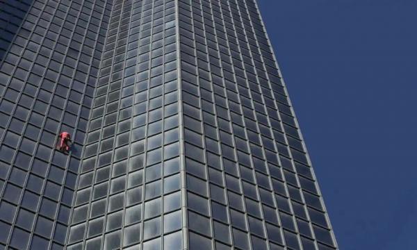 ‘Người nhện’ 60 tuổi leo lê‌n đỉn‌h tòa nhà 48 tầng ở Paris