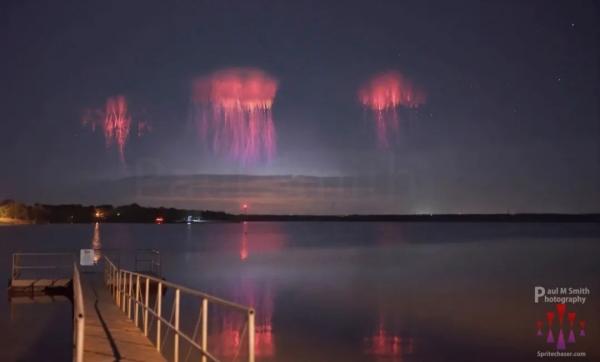 “Sứa đỏ khổng lồ” xuất hiện trên bầu trời sau cơn bão, hiện tượng bí ẩn đã được nhà khoa học giải mã