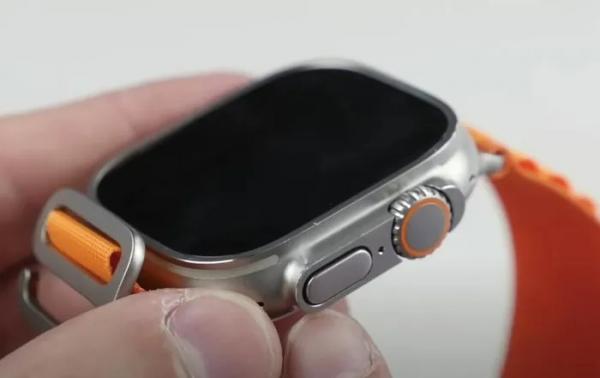 YouTuber kiểm tra độ bền của Apple Watch bằng búa: Bàn vỡ trước đồng hồ