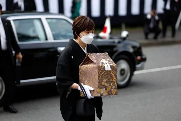 Bà Akie Abe đưa tro cốt ông Shinzo Abe đến võ đạo quán