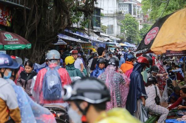 Bão Noru: Người Huế hối hả đi mua hàng trước khi các chợ đóng cửa