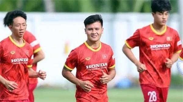 Quang Hải muốn thi đấu cho ĐT Việt Nam ở AFF Cup, đợi ý kiến của Pau