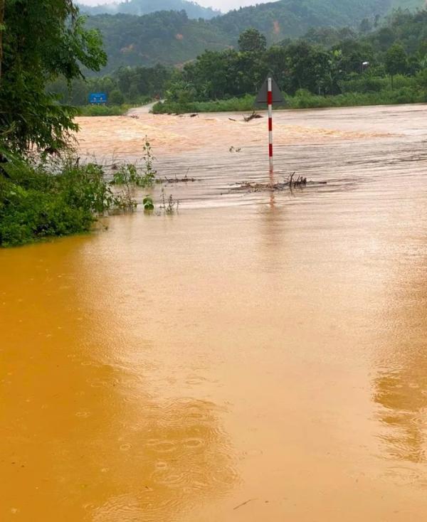 Hà Tĩnh: Ngập cầu tràn trên sông Ngàn sâu, bản Rào Tre bị chia cắt