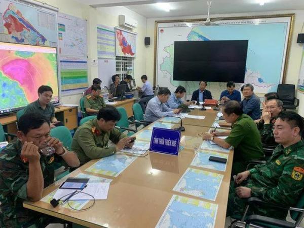 Bão đang hoành hành ở miền Trung, Phó Thủ tướng Lê Văn Thành họp chỉ đạo các đoàn đi cứu trợ cứu nạn