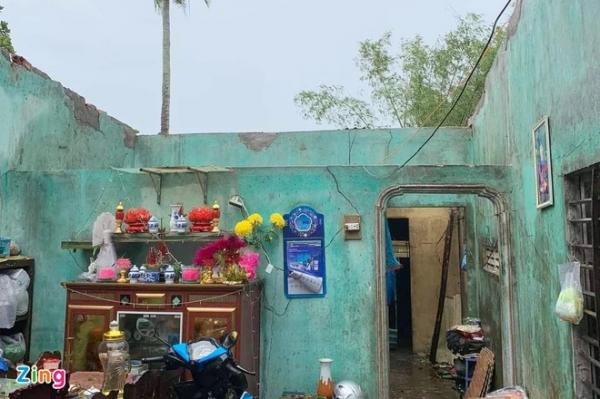 Quyết giữ tài sản, dân ôm tivi chạy vào nhà vệ sinh trú bão Noru