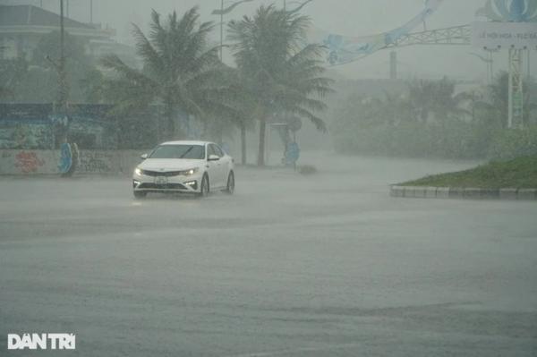 Các tỉnh nằm “rìa” cơn bão Noru đang mưa lớn, nhiều nơi ngập lụt
