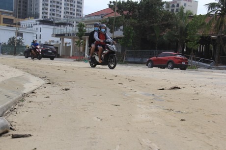 Đường ven biển Đà Nẵng mịt mù bụi cát sau bão số 4