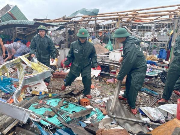 Bộ đội biên phòng giúp dân khắc phục hậu quả cơn bão số 4