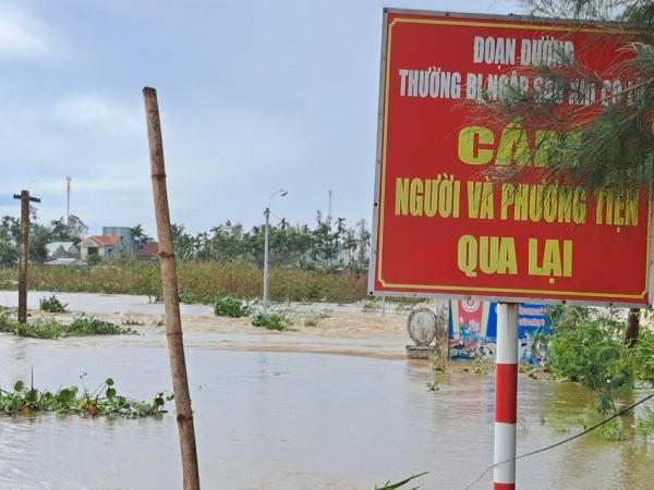 Hơn 2.300 người ở Quảng Nam đang bị cô lập do bão số 4