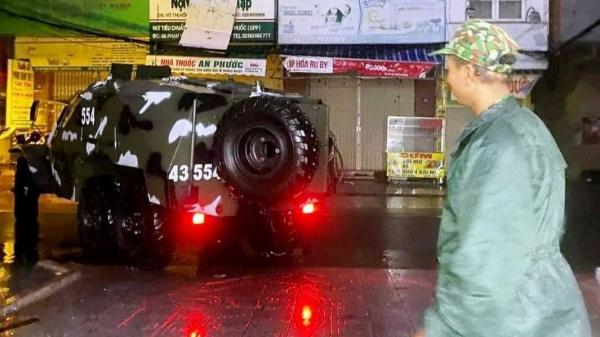 Xe thiết giáp đưa sản phụ đến bệnh viện trong đêm bão đổ bộ Đà Nẵng