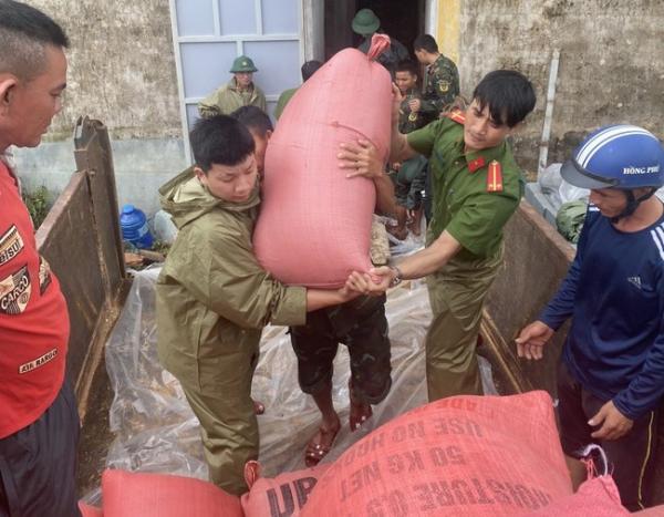 TT-Huế: Công an kịp thời “cứu” 130 tấn lúa của HTX khi nhà kho bị bão giật phăng mái
