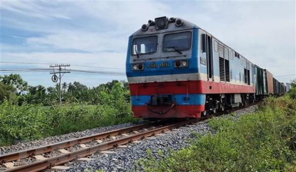 Nghệ An: Đội bão khắc phục sự cố sạt lở trên tuyến đường sắt Bắc-Nam