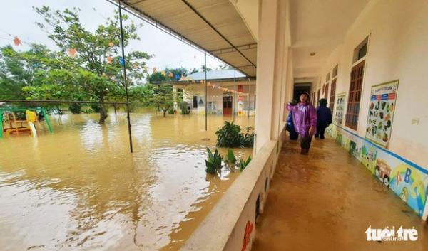 Nước ngập lênh láng, gần 300 trường ở Nghệ An cho học sinh nghỉ học