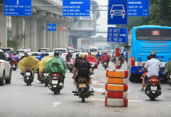 Hà Nội chỉ đạo xử nghiêm, xe vẫn ung dung đi sai làn trên đường Nguyễn Trãi