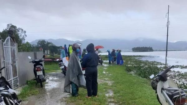 Nghệ An: Gặp nạn khi chèo thuyền đi đánh cá trong mưa lũ