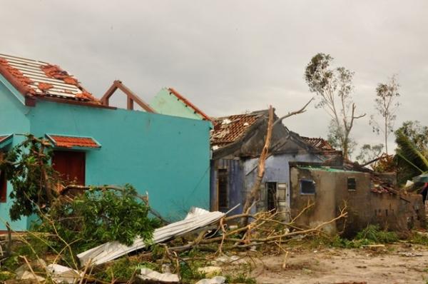 Thừa Thiên - Huế: Một xã ven biển có gần 50 căn nhà bị sập, tốc mái sau bão số 4