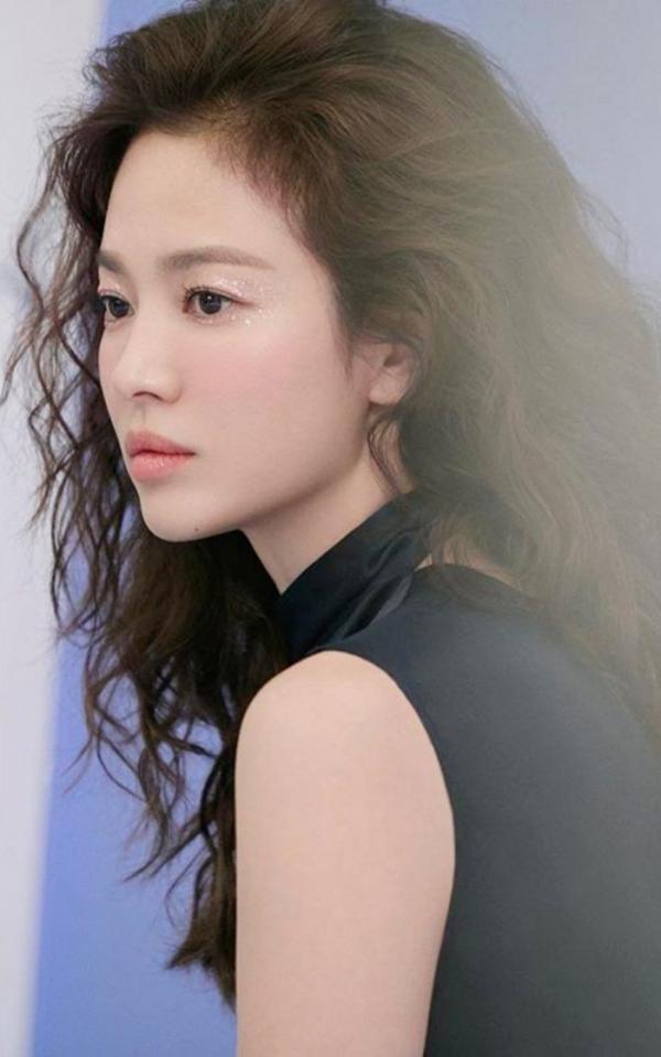 Triệu Lệ Dĩnh và “đàn chị” Song Hye Kyo đụng tạo hình: Người bị chê “gồng”, người lại được khen