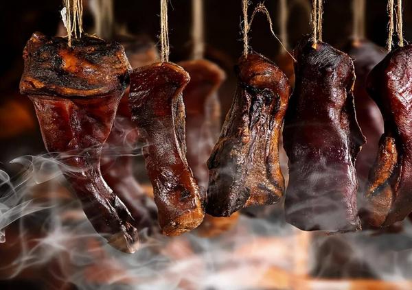 Kỳ lạ món thịt lợn bốc mùi Tứ Xuyên treo trên xà 53 năm, chỉ dùng để chiêu đãi khách VIP