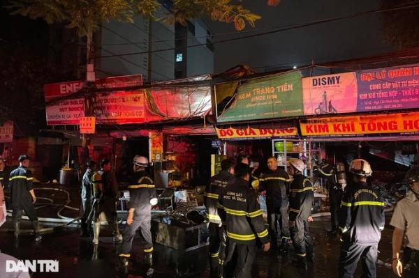 2 chiến sĩ PCCC bị thương trong vụ cháy 3 cửa hàng ở Hà Nội