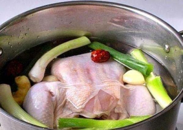 Luộc gà dùng nước nóng hay lạnh là chuẩn nhất? Đây mới là cách luộc để thịt gà vàng ươm, da giòn sần sật