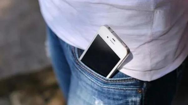 Thực hư nam giới để điện thoại trong túi quần gây vô sinh