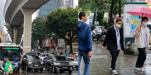 Thời tiết mưa lạnh, người Hà Nội phải mặc thêm chiếc áo ấm khi ra đường