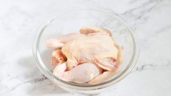 Thả con gà vào nồi cơm điện, không cần thêm nước nửa tiếng sau được món ngon thơm nức