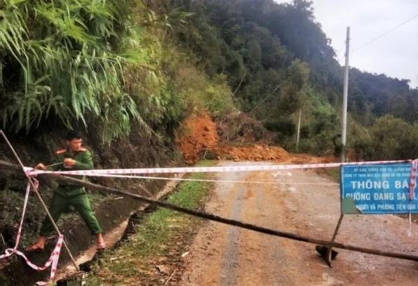 Đất đá trút ào ạt xuống tuyến đường ĐT 606, 4 xã biên giới ở Quảng Nam bị cô lập