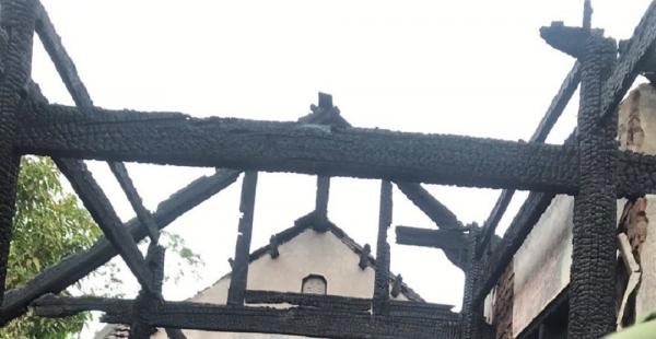 Cháy ngôi nhà gỗ ở Nghệ An trong đêm, một bé trai may mắn thoát nạn