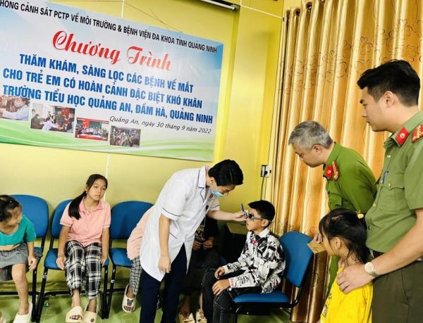 Gần 500 học sinh Tiểu học ở Quảng Ninh được khám mắt