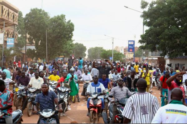 Đại sứ quán Pháp bị đốt sau cuộc đảo chính ở Burkina Faso