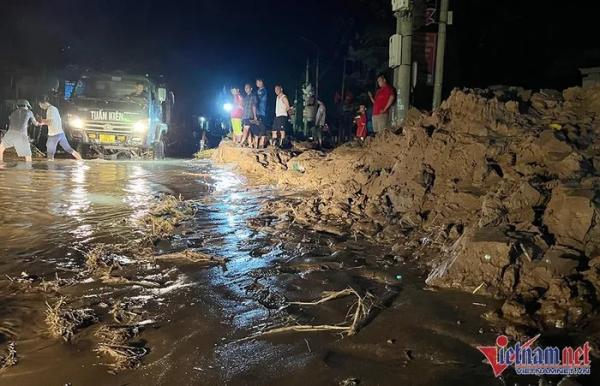 Nghệ An: Xuyên đêm dọn bùn đất sau trận lũ quét lớn nhất 20 năm qua