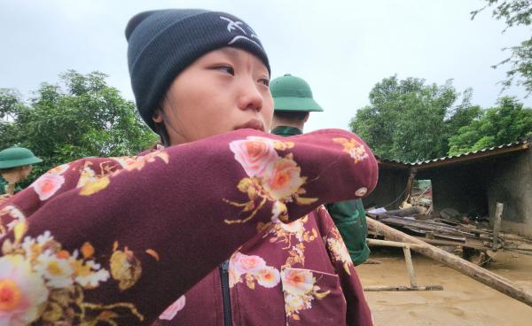 Nghệ An: người dân đào bới kiếm tìm tài sản trong vô vọng