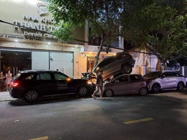 Camera vụ tài xế “ủn bay” 3 ô tô ở Nha Trang vào nửa đêm