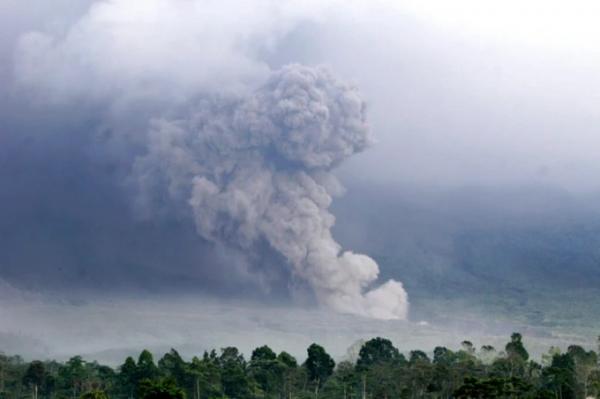 Nhật Bản cảnh báo nguy cơ sóng thần sau khi núi lửa Indonesia phun trào