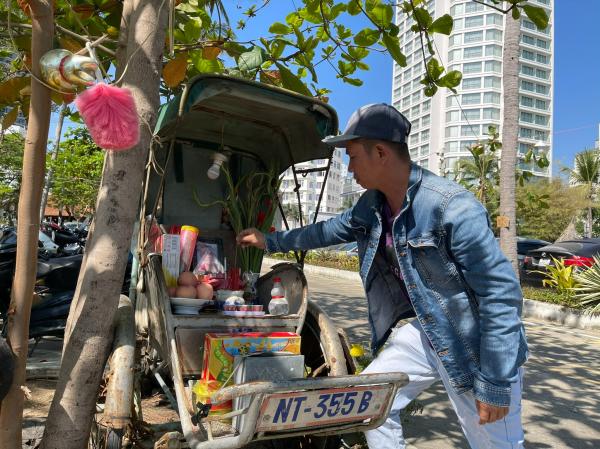 Chuyện xúc động sau tấm bàn thờ trên xe xích lô chỏng chơ ở biển Nha Trang