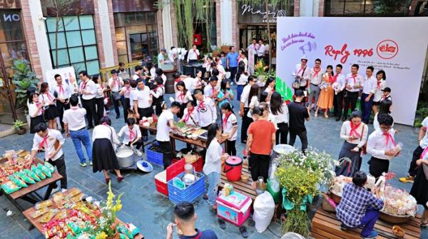Đám cưới “trở về tuổi thơ” đặc biệt ở Hà Nội: Khách đến dự mặc đồng phục đeo khăn quàng đỏ, ăn kẹo bông