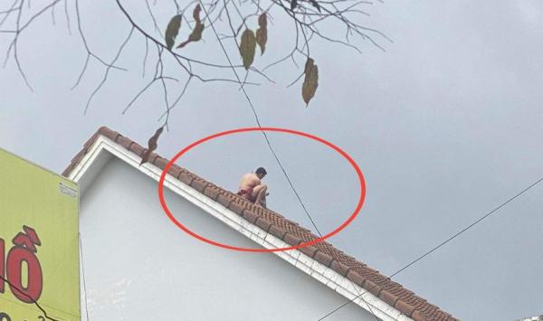 Giải cứu nam thanh niên leo lên nóc nhà có ý định t‌ּự t‌ּử